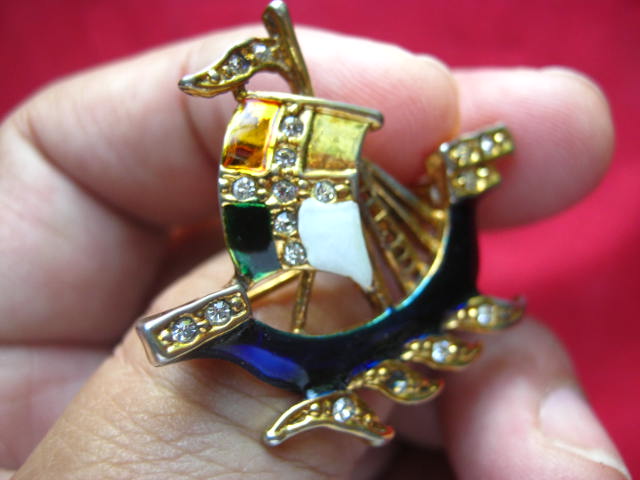 เข็มกลัดเรือสำเภา กะไหล่ทองลงยา สวยครับ