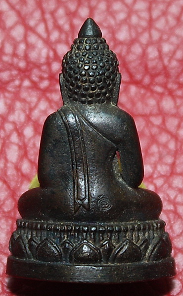 พระกริ่งมีตอกโค๊ตหลังองค์พระครับ