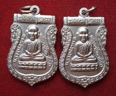 หลวงปู่ทวดวัดช้างให้ ((( รุ่นบูรณพระบรมธาตุเจดีย์ ))) ปี 2551 พิมพ์เสมาหัวโต เนื้ออัลปาก้า 2 องค์ พร