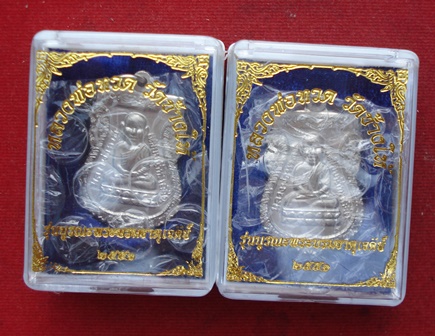 หลวงปู่ทวดวัดช้างให้ ((( รุ่นบูรณพระบรมธาตุเจดีย์ ))) ปี 2551 พิมพ์เสมาหัวโต เนื้ออัลปาก้า 2 องค์ พร