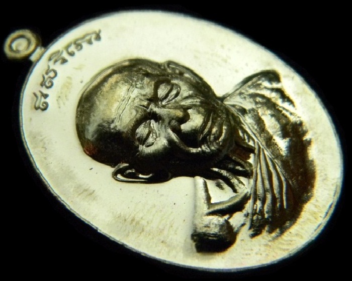 เหรียญรูปเหมือนหลวงปู่ทิม " รุ่นบารมีอิสริโก " ออกวัดแม่น้ำคู้เก่า (เนื้อทองฝาบาตร) หมายเลข ๒๑o๖ = ๙