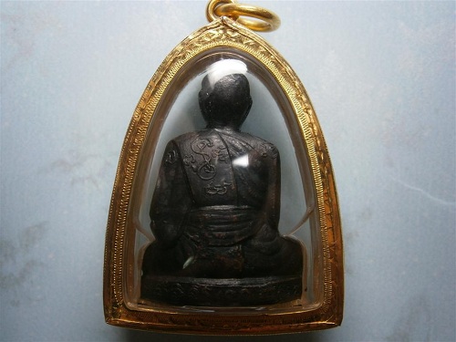 รูปเหมือนปั๊มหลวงพ่อเงินออกวัดวังน้ำขาว เนื้อทองแดงรมดำ ปี 2502