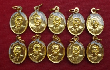 หลวงปู่ทวดวัดช้างให้ พิมพ์เม็ดแตงลงยาสีแดง+น้ำเงินเคลือบเรซิ่น ปี 55 รวม 10 องค์ พร้อมใบคาถา 5 ใบ #5