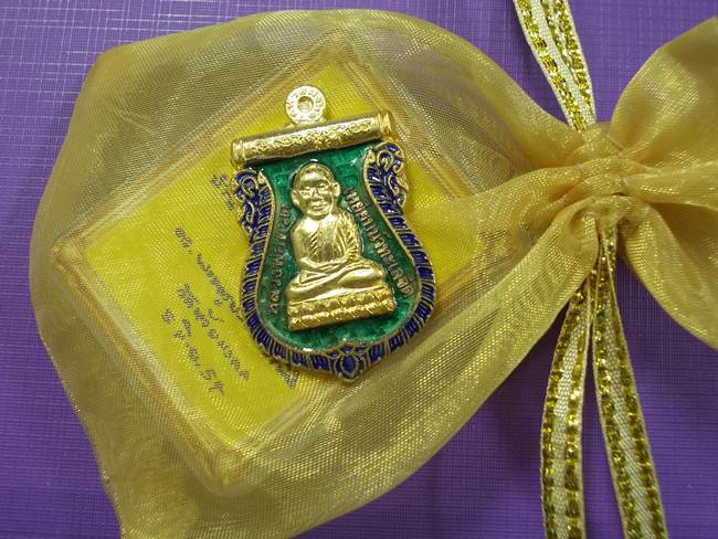พระดีราคาเบา...เหรียญเสมา หลวงปู่ทวดวัดห้วยมงคล 35 โค้ด เนื้อทองแดงกะไหล่ทองลงยาเขียว