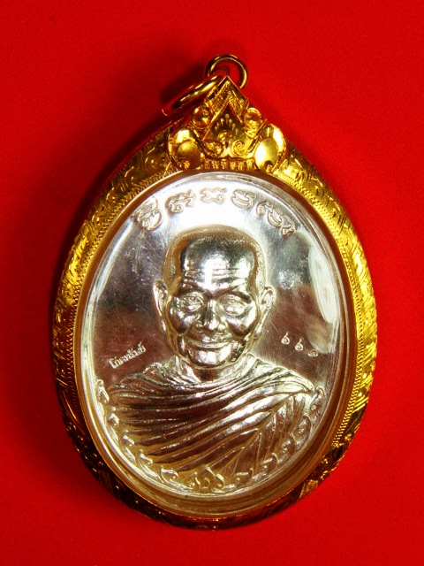 หลวงพ่อจรัญ เนื้อเงิน เลี่ยมทองพร้อมขึ้นคอครับ