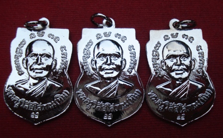 หลวงพ่อทวด วัดช้างให้ เสมาใหญ่ชุบนิเกิ้ล ปี 55 พร้อมใบคาถาจากวัด 3 องค์ G