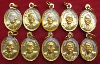 หลวงปู่ทวดวัดช้างให้ พิมพ์เม็ดแตงลงยาสีแดงเคลือบเรซิ่น ปี 55 รวม 10 องค์ พร้อมใบคาถา 5 ใบ #903#