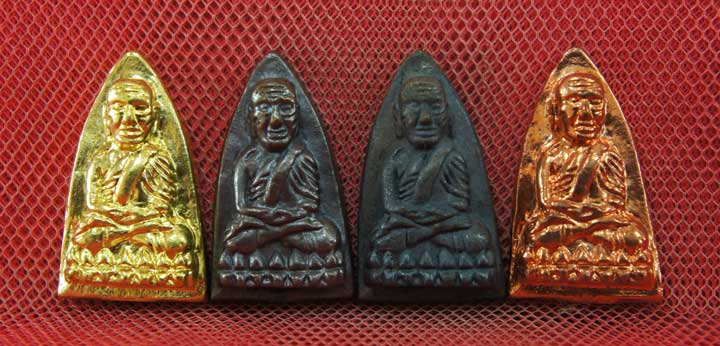 หลวงปู่ทวด พิมพ์เตารีดใหญ่ 4 องค์ เนื้อเปียกทอง เนื้อนวะ เนื้อผิวไฟ เนื้อสตางค์เเดง วัดในหาน อ.นอง อ