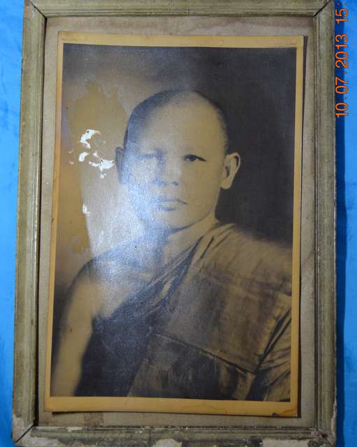 ภาพถ่ายหน้าหนุ่มขนาดบูชาหลวงพ่อแพ