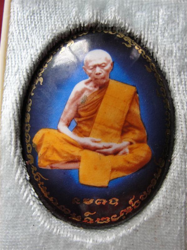 ล็อกเก็ตหลวงปู่ทิม ๒๐๐ ปี รูปไข่ ด้านหลังอุดผง ฝังพระปรกปรโม ตะกรุดคู่ เส้นสายสินธิณ์ พลอยเสก ออฟชั่