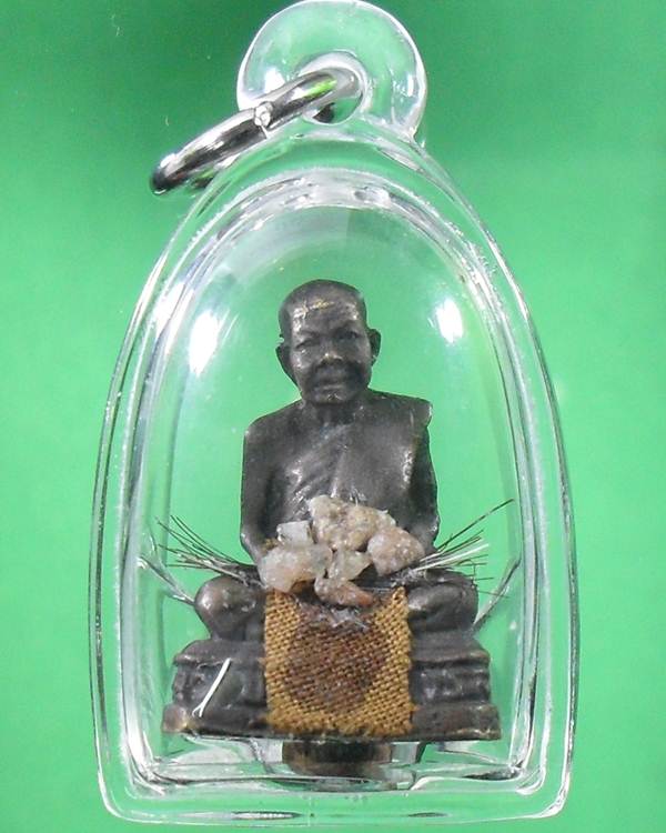 รูปเหมือนหลวงปู่เหรียญ วรลาโภ จ.หนองคาย เนื้อนวะ ปี39 ขนาด1.5*2.5ซม. ติดเกศา,จีวร,พระธาตุของหลวงปู่