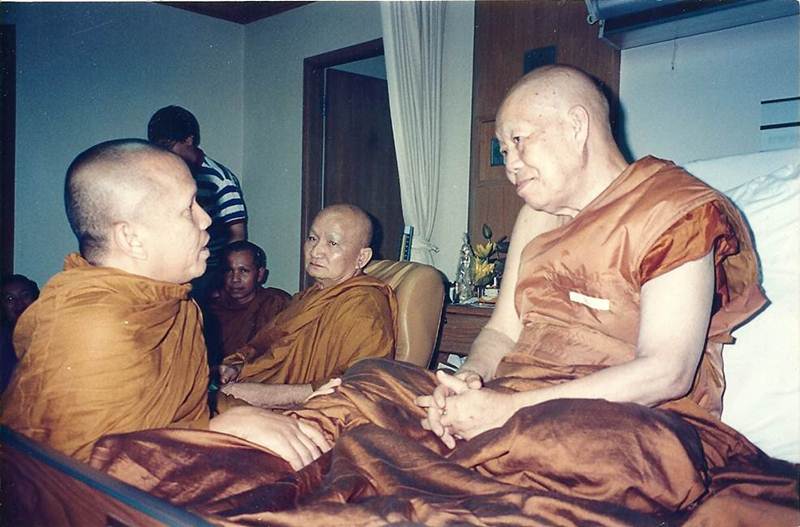 รูปเหมือนหลวงปู่เหรียญ วรลาโภ จ.หนองคาย เนื้อนวะ ปี39 ขนาด1.5*2.5ซม. ติดเกศา,จีวร,พระธาตุของหลวงปู่