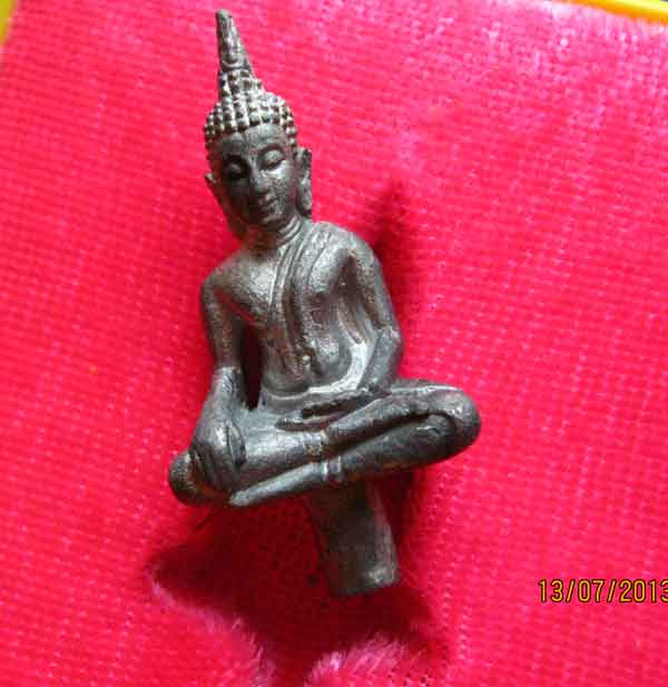 พระยอดธงรุ่นเสาร์ ๕ ท้ายิง หลวงพ่อคูณ วัดบ้านไร่  เนื้อตะกั่วเถื่อน