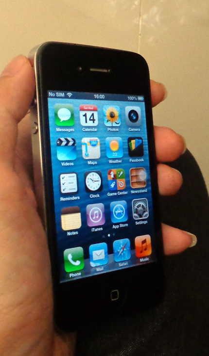 iPhone 4 G ของแท้ สีดำ ขนาด 32 GB ครับ