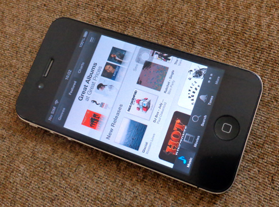 iPhone 4 G ของแท้ สีดำ ขนาด 32 GB ครับ