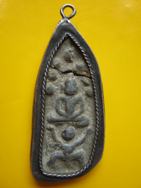 พระนาคปรก ทรงหนุมาน เนื้อชินเขียว เลี่ยมจับขอบเงินเดิม