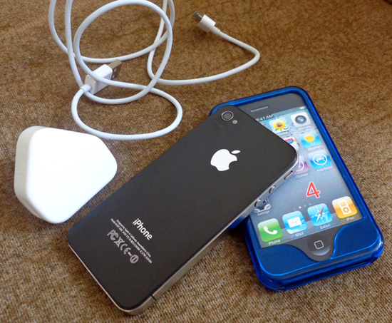  iPhone 4 G ของแท้ สีดำ ขนาด 32 GB ครับ อัพได้ตลอดไม่มีทางล็อค