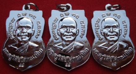 หลวงพ่อทวด วัดช้างให้ เสมาใหญ่ชุบนิเกิ้ล ปี 55 พร้อมใบคาถาจากวัด 3 องค์ #262#