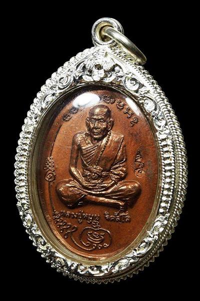 เหรียญ หลวงปู่หมุน มนต์พระกาฬ หลังหนุมานเชิญธง เนื้อทองแดง ผิวไฟแดงๆ พร้อมเลี่ยมเงินงานสั่งทำ
