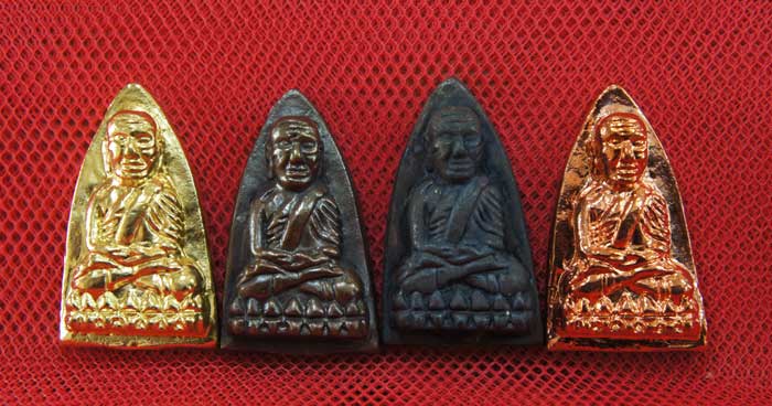 หลวงปู่ทวด พิมพ์เตารีดใหญ่ 4 องค์ เนื้อเปียกทอง เนื้อนวะ เนื้อผิวไฟ เนื้อสตางค์เเดง วัดในหาน อ.นอง อ