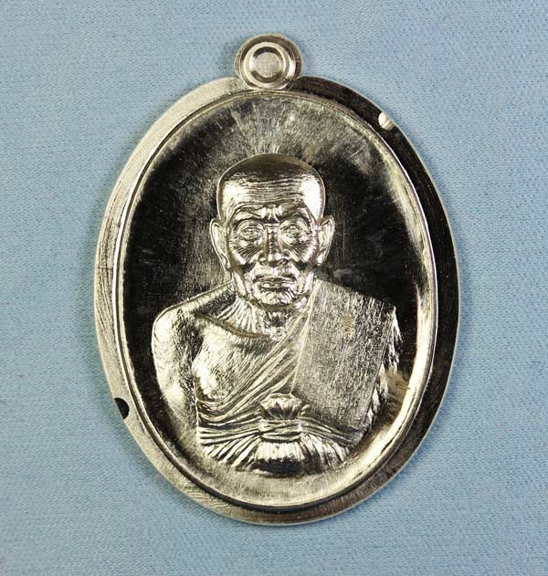  เหรียญหลวงพ่อทวด รุ่นปาฎิหาริย์ หน่วย EOD เนื้อเงินไม่ตัดปีก(จากชุดทองคำ)หมายเลข ๑๐ สวยๆครับ