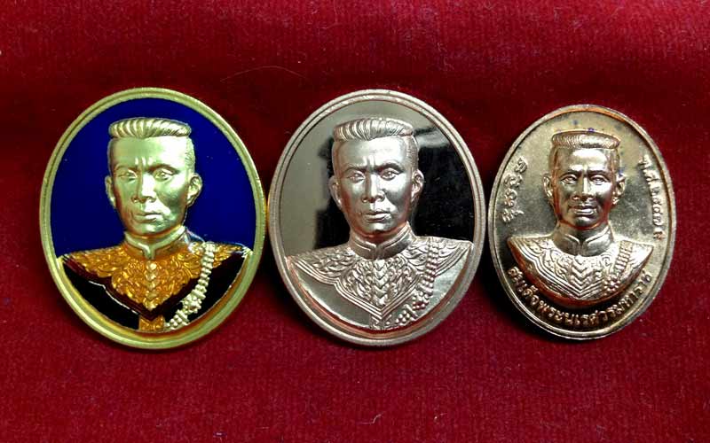 เหรียญสมเด็จพระนเรศวร โชคมงคล วัดตรีทศเทพ เนื้อกะไหล่ทองลงยา + เนื้อทองแดง