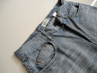 กางเกงยีนส์ GIORDANO ของแท้ BOOT CUT ลดไปเกือบสองพันครับ