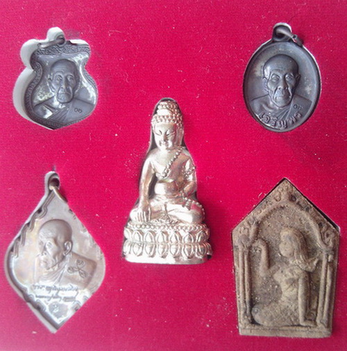 ชุดพระกริ่งโปร่งฟ้ามหาเศรษฐีหลวงปู่คำบุ วัดกุดชมภู จ.อุบลราชธานี ปี 2552(ชุดที่2)