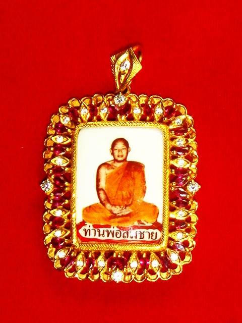 ล็อกเก็ตหลวงพ่อสมชาย เนื้อทองคำ ฝังเพชร และพลอยทับทิมสยาม ชิ้นเดียวในโลก