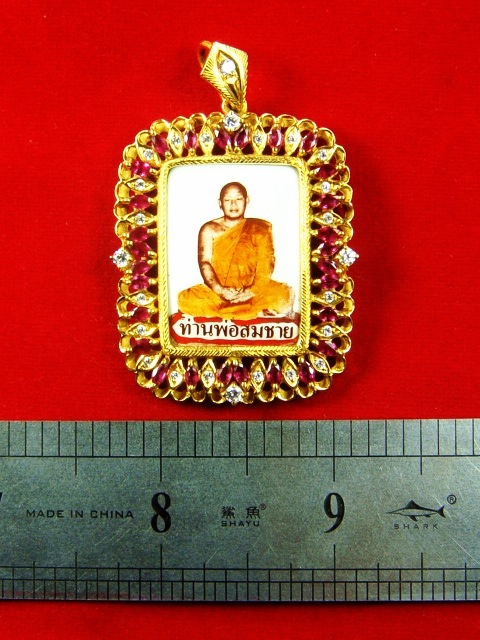 ล็อกเก็ตหลวงพ่อสมชาย เนื้อทองคำ ฝังเพชร และพลอยทับทิมสยาม ชิ้นเดียวในโลก