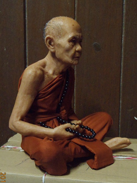 หุ่นขี้ผึ้งหลวงปู่หมุน ขนาด 8 นิ้ว(ไฟเบอร์กลาส)