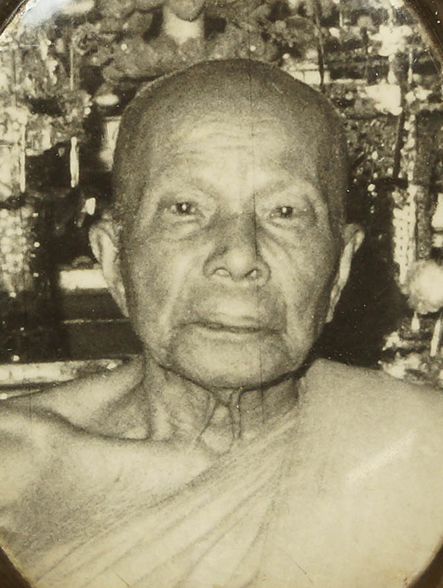 ล็อกเก็ตหลวงพ่อแดง ขาวดำ เลี่ยมเงินเดิมยุคแรก