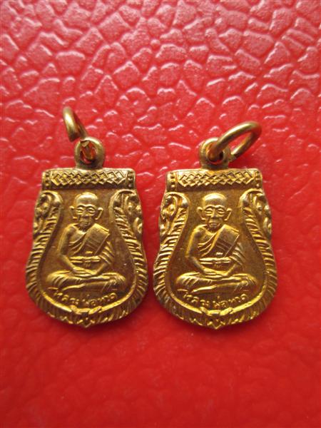 ***วัดใจ 2 องค์***หลวงพ่อทวด พิมพ์เสมาเล็กมีหู เนื้อกะหลั่ยทอง ปี 2507