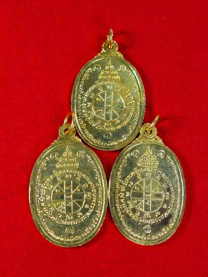 วัดใจ_3_เหรียญหลวงพ่อคูณตลาดไทรเก่า ปี ๒๒ กะไหล่ทอง สวยๆ N๐4