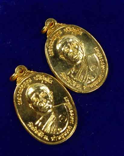 วัดใจ_2_เหรียญหลวงพ่อคูณตลาดไทรเก่า ปี ๒๒ กะไหล่ทอง สวยๆ N๐5