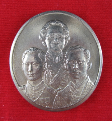 เหรียญเฉลิมพระเกียรติ สมเด็จย่า ในหลวงรัชการที่ ๘ และรัชกาลที่ ๙