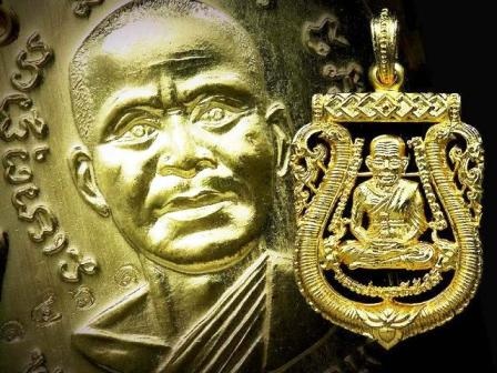 เหรียญเสมาฉลุหน้าเลื่อนกะหลั่ยทองหลวงปู่ทวดรุ่น100ปีอาจารย์ทิม