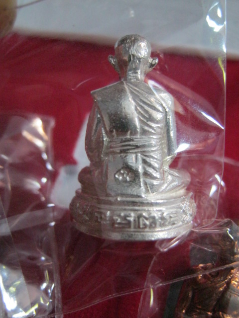 พระรูปเหมือนหลวงพ่อรวย วัดตะโก อยุธยา รุ่นกฐินปี๕๔ (๓องค์๓เนื้อ)