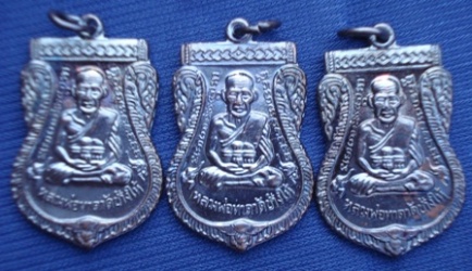 หลวงพ่อทวด วัดช้างให้ เสมาใหญ่รมดำ ((ว ขีด)) ปี 55 พร้อมใบคาถาจากวัด 3 องค์ #113#