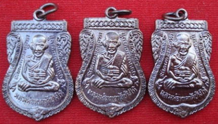 หลวงปู่ทวดวัดช้างให้ พิมพ์เสมารมดำ ปี 55 จำนวน 3 องค์ พร้อมใบคาถา 3 ใบ #024#