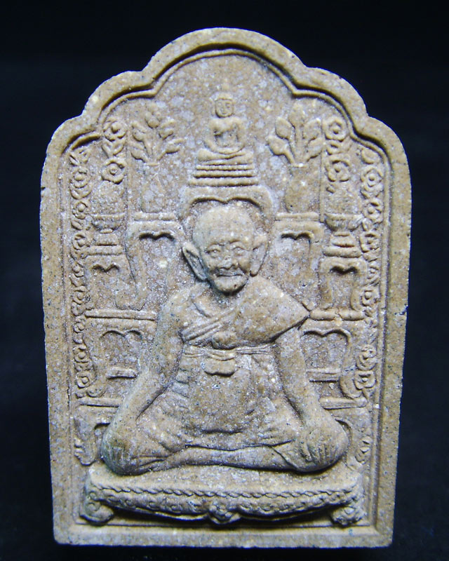 หลวงปู่หงษ์ พรหมปัญโญ หลังโต๊ะหมู่รุ่นสร้างปราสาท ปี2546...เคาะเดียว..