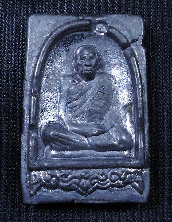 หลวงปู่คำบุ รุ่นแรกบูชาครู รุ่นวิหารธรรมเจดีย์ศรีชมพู เนื้อตะกั่ว ด้านหลังมีจาร ปี51สร้างน้อยครับผม