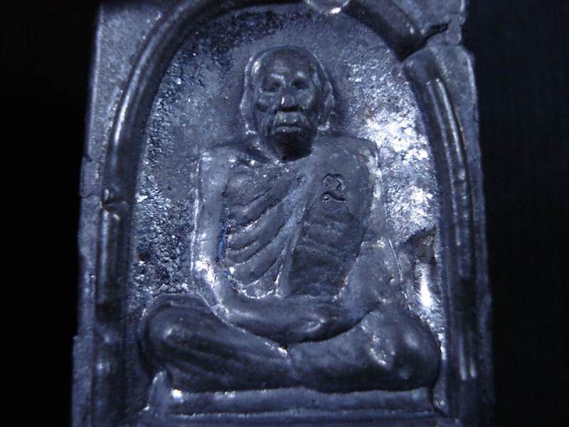 หลวงปู่คำบุ รุ่นแรกบูชาครู รุ่นวิหารธรรมเจดีย์ศรีชมพู เนื้อตะกั่ว ด้านหลังมีจาร ปี51สร้างน้อยครับผม