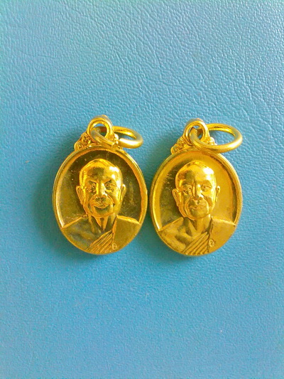 มาคู่ เหรียญเม็ดแตง หลวงตาแหวน ทยาลุโก รุ่นแรก  เนื้อทองฝาบาตร สวยแชมป์โลก (เคาะเดียว)