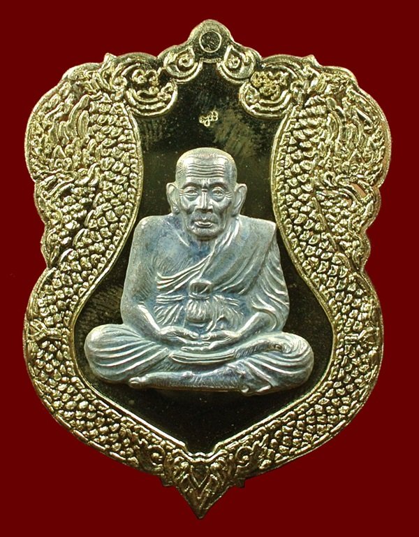 เหรียญเสมาหลวงปู่ทวด ญสส.90 พรรษา ทองเหลืองขัดเงาหน้าเงิน No. 484 สมเด็จพระญาณสังวรฯ วัดบวรฯ ปี 46