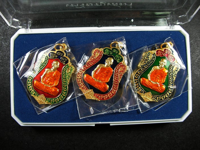 เหรียญเสมา7รอบ หลวงพ่อจรัญ วัดอัมพวัน จ.สิงห์บุรี เนื้อทองแดงลงยาครบชุด 3 สี 