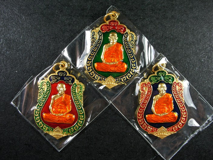 เหรียญเสมา7รอบ หลวงพ่อจรัญ วัดอัมพวัน จ.สิงห์บุรี เนื้อทองแดงลงยาครบชุด 3 สี 