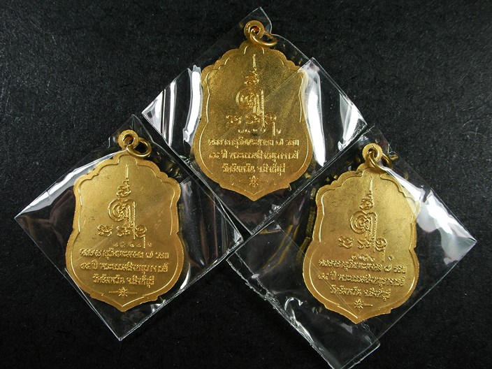 เหรียญเสมา7รอบ หลวงพ่อจรัญ วัดอัมพวัน จ.สิงห์บุรี เนื้อทองแดงลงยาครบชุด 3 สี 