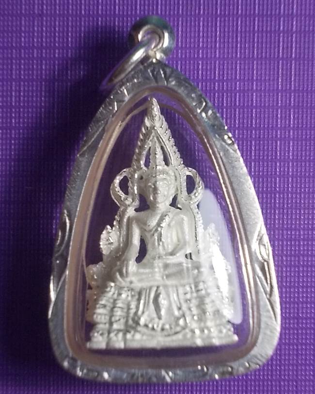 พระดีราคาเบา...พระพุทธชินราชเนื้อเงินพ่นทราย พิมพ์เล็ก รุ่นปิดทอง ปี 2547 เลี่ยมเงินพร้อมใช้