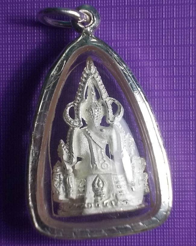 พระดีราคาเบา...พระพุทธชินราชเนื้อเงินพ่นทราย พิมพ์เล็ก รุ่นปิดทอง ปี 2547 เลี่ยมเงินพร้อมใช้